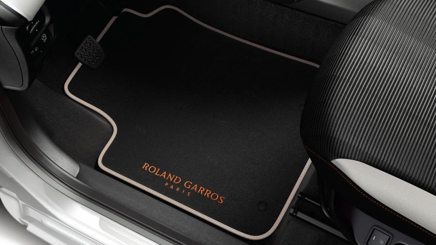  Peugeot 108 TOP Roland Garros 2015 года  (фото 9 из 11)